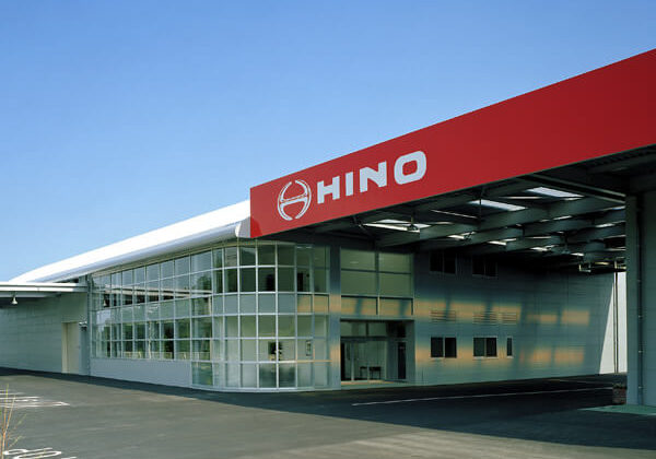 日野自動車西風新都店01